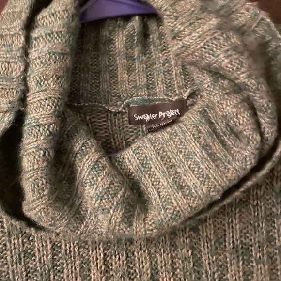 Woman - Picture 2 of 6